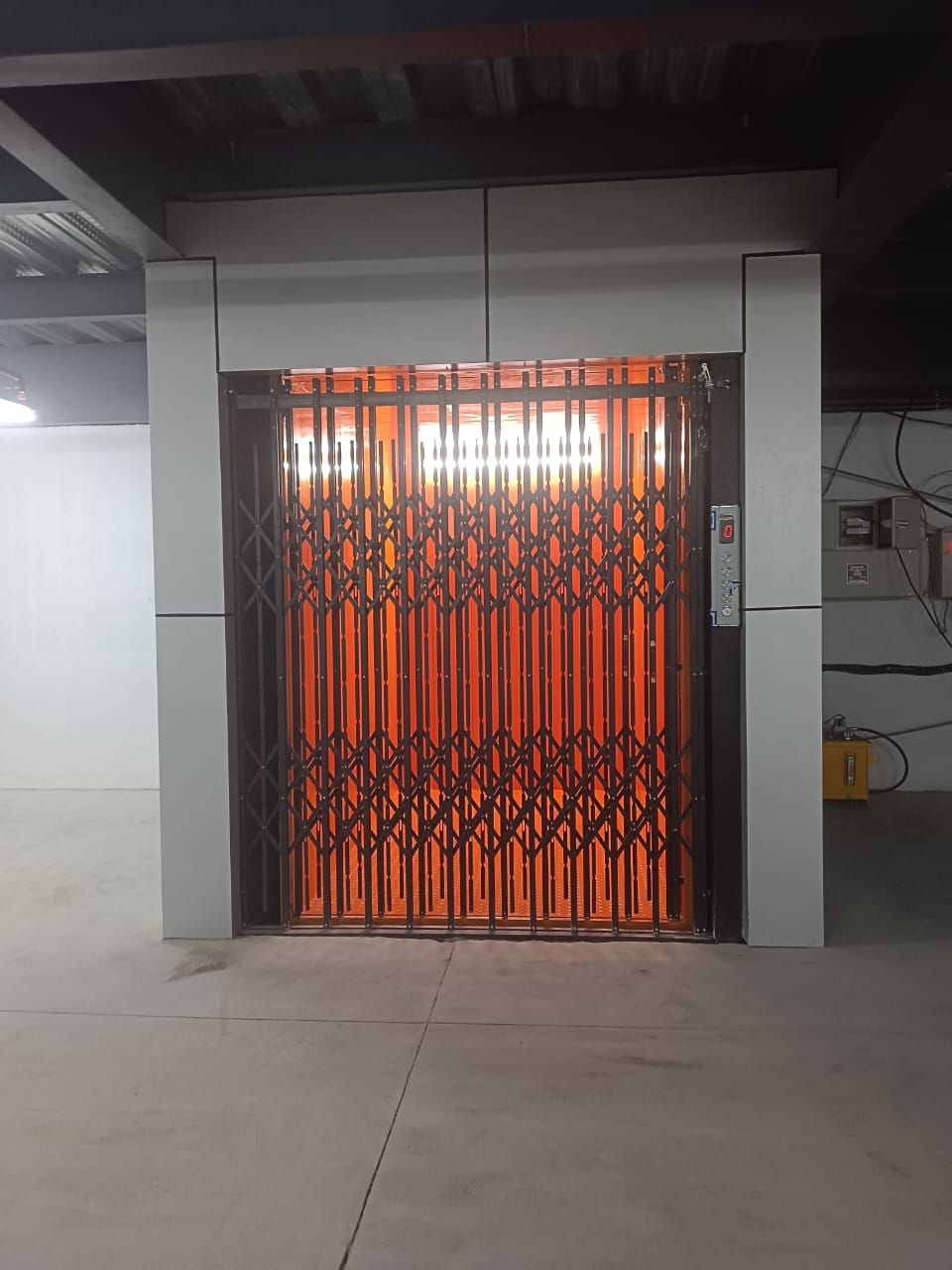 Hydraulic Goods Lift with Cabin
